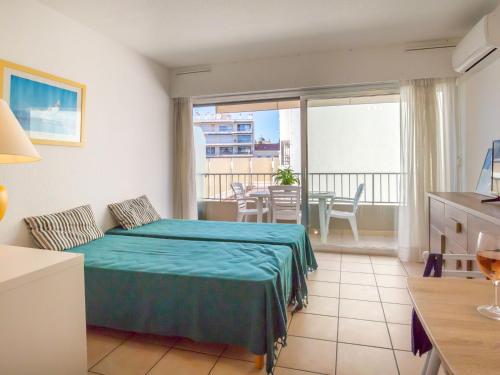une chambre avec un lit et un balcon dans l'établissement Studio 2/3 personnes près plage, climatisé, balcon, parking, WiFi, petit-déjeuner, Saint-Raphaël - FR-1-466A-37, à Saint-Raphaël