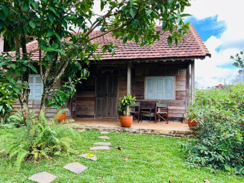 a small house with a table and a chair at Boong House in Bao Loc