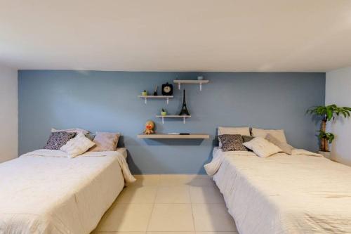 - 2 lits dans une chambre aux murs bleus dans l'établissement Casa Sol Descanso y Diversion, à San José del Cabo