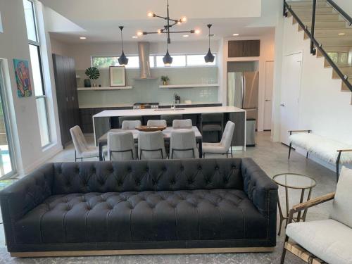 uma sala de estar com um sofá e uma mesa em Stunning Modern Home w Pool & Hot Tub in DT Austin em Austin