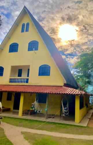 una gran casa amarilla con techo azul en Cantinho vovó Nita, en Marechal Floriano