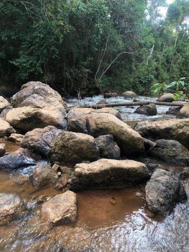 un grupo de rocas en un arroyo de agua en Cantinho vovó Nita, en Marechal Floriano
