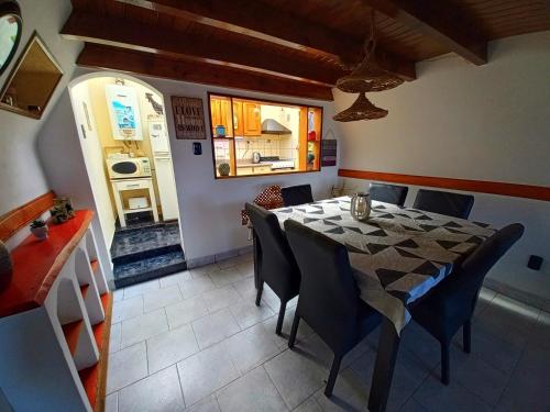 uma sala de jantar com mesa e cadeiras e uma cozinha em Ushuaia magnífica, cabaña 3 dormitorios em Ushuaia