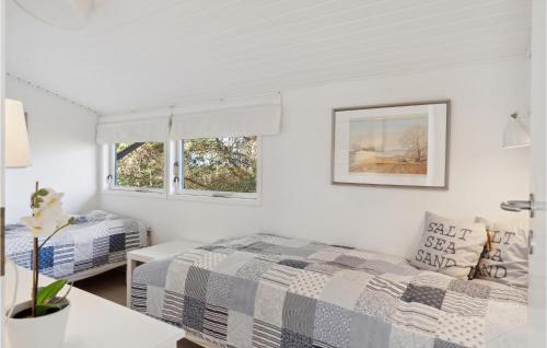 - une chambre blanche avec un lit et une table dans l'établissement 5 Bedroom Beautiful Home In Eskebjerg, à Eskebjerg