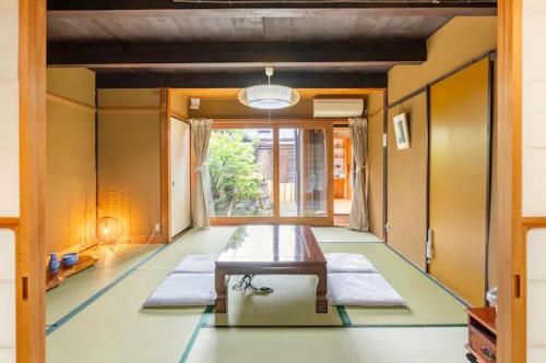 una stanza con tavolo al centro di una stanza di Daitokuji Sushicho a Kyoto