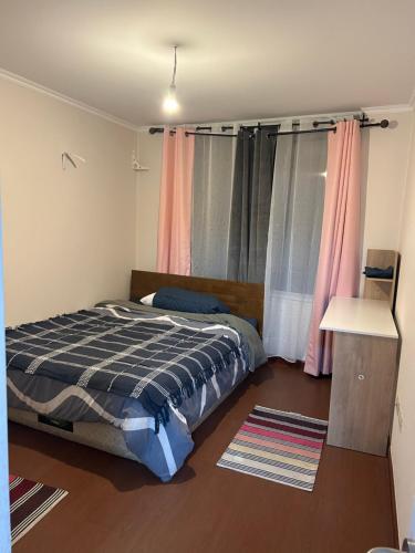 1 dormitorio con cama y cortinas rosas en Departamento Lujo 3A 2B Borde Rio, en Calama