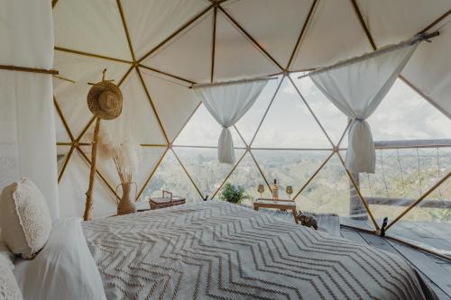 a large room with a large bed in a yurt at Finca y Glamping Grinta in El Peñol