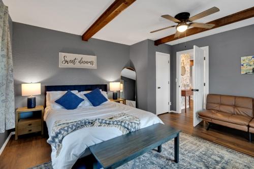 - une chambre avec un lit doté d'oreillers bleus et d'une table dans l'établissement Pool Table, Fireplace, Patio, Office, à Tulsa