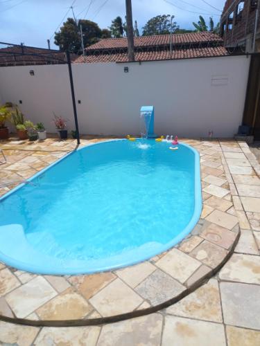 a large blue swimming pool on a patio at Maravilha em Tibau do Sul in Tibau do Sul