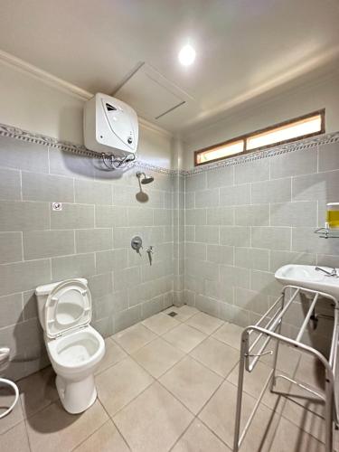a bathroom with a toilet and a sink at Lakey Peak B and B in Huu