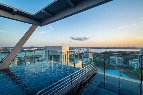 ジョホールバルにあるHoliday Inn Johor Bahru City Centre, an IHG Hotelのスイミングプール付きの建物の最上階からの景色を望めます。