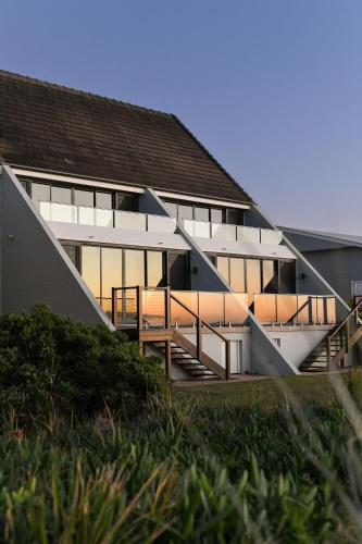 El edificio en el que está la casa vacacional