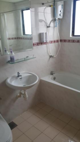 y baño con lavabo, bañera y ducha. en Condo DSavoy Afarmosa, en Kampong Pulau Sebang