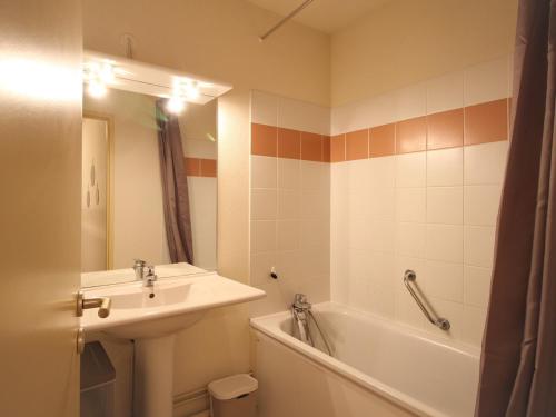 une salle de bain avec un lavabo et des toilettes et une baignoire et un lavabo dans l'établissement Appartement T2 à La Bourboule avec WiFi, parking, animaux acceptés - FR-1-608-254, à La Bourboule