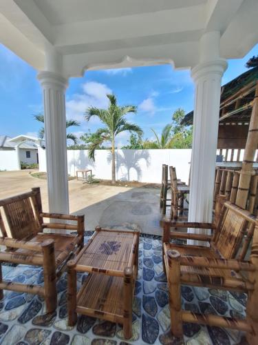 - une terrasse couverte avec des chaises et une vue sur la plage dans l'établissement JOE'S CASTLE, à Sagbayan