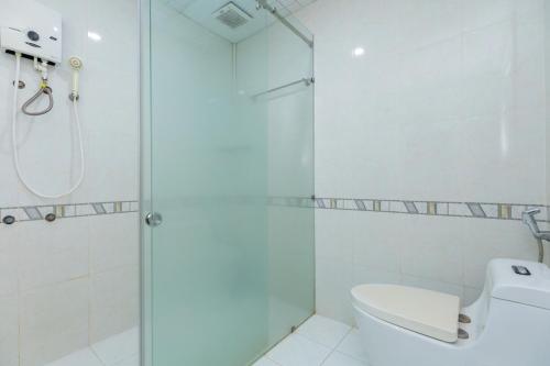 Ένα μπάνιο στο Căn Hộ "3" OaSky View Xéo Biển 3 Phòng- Oasky Apartment with diagonal sea view