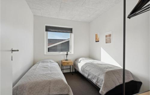 2 camas en una habitación con ventana en Awesome Home In Snder Felding With Wifi, en Sønder Felding
