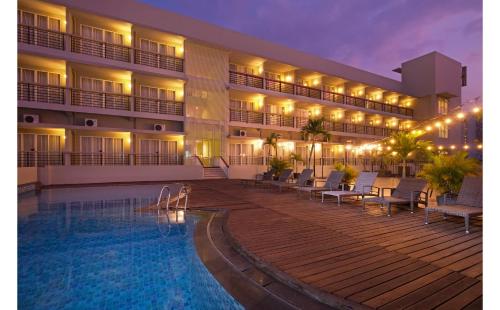 um hotel com piscina à noite em Quest Hotel Simpang Lima - Semarang by ASTON em Semarang