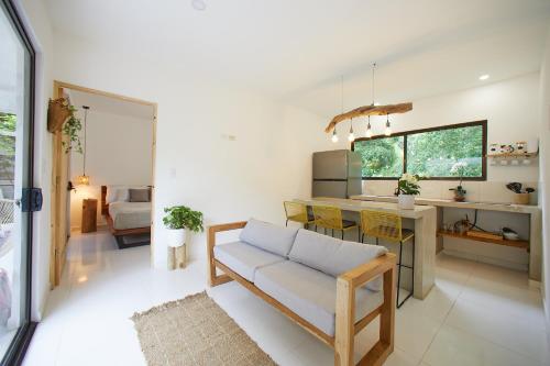 sala de estar y cocina con sofá y mesa en Apartamento de 2 Habitaciones con Piscina, en Santa Teresa Beach