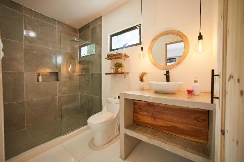a bathroom with a shower and a toilet and a sink at Apartamento de 2 Habitaciones con Piscina in Santa Teresa Beach