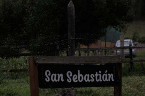 Un certificado, premio, letrero u otro documento en Glamping San Sebastian