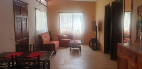 sala de estar con sofá y silla en Pacos Place en Puerto Viejo