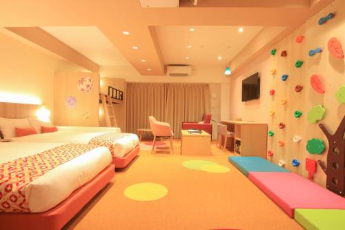 ein Kinderzimmer mit 2 Betten und einem Schreibtisch in der Unterkunft RESI STAY Nishijin in Kyoto