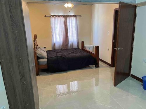 1 dormitorio con cama y ventana en Descanso y diversión 10 min de Puente Int Mission en Reynosa