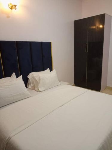 Postel nebo postele na pokoji v ubytování Nachisi Residence