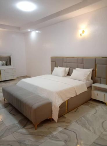 um quarto com uma cama grande num quarto em Nachisi Residence em Lagos