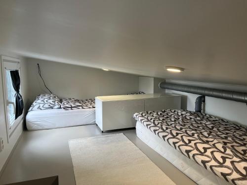 トルニオにあるLuxus Tiny House Saagalaのベッドルーム1室(ベッド2台付)