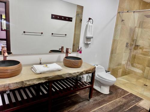ein Bad mit 2 Waschbecken und einer Dusche in der Unterkunft Rio de piedras Hotel de alto rendimiento in Paipa