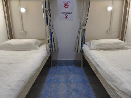 Ein Bett oder Betten in einem Zimmer der Unterkunft Ocean Blue Hostel Vientiane