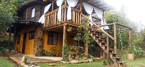 una casa de madera con una escalera delante de ella en el diamante: Magic night, en Santa Elena