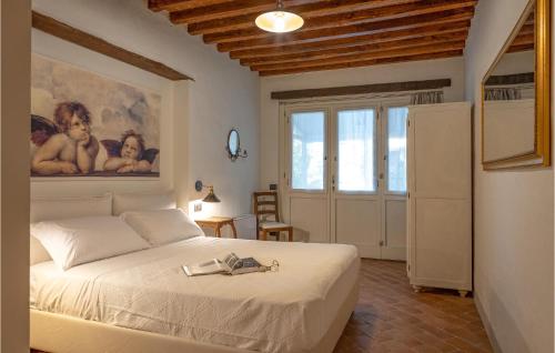 um quarto com uma cama e um quadro na parede em Awesome Home In Castiglion Fiorentino With Kitchen em Polvano