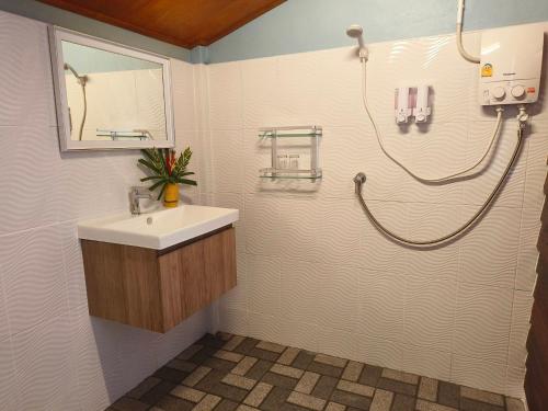 y baño con lavabo y ducha. en Kohjum Seafront Resort en Ko Jum