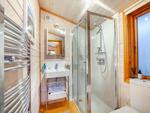 y baño con ducha y lavamanos. en The Lodge, en Hurstpierpoint