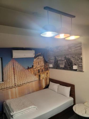 Una cama en una habitación con la imagen de un edificio. en Cozy, en Seúl