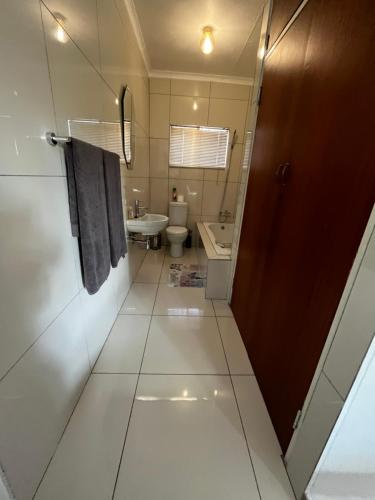 y baño con aseo y lavamanos. en Swane’s guesthouse., en Rustenburg