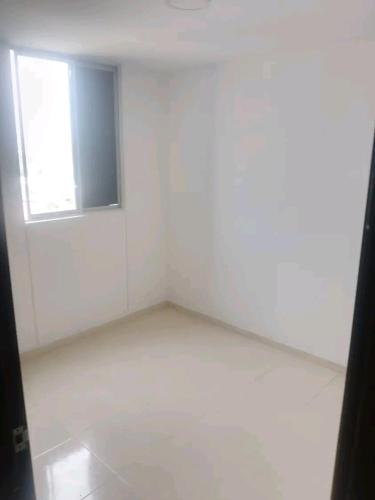 una stanza vuota con finestra e parete bianca di Apto 414 a Cúcuta