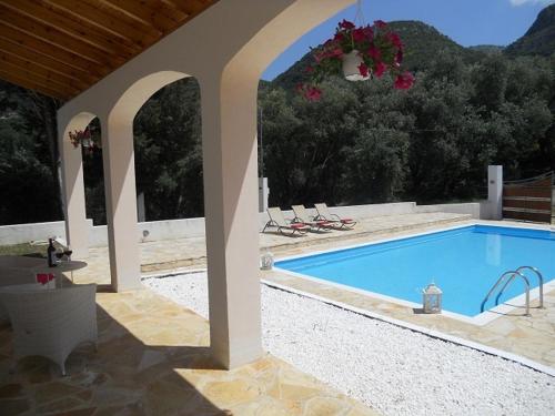 a large swimming pool in a house with at Villa Fedrita in Acharavi