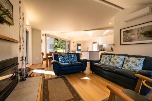 sala de estar con 2 sofás y cocina en Driftwood en Coles Bay