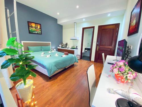um quarto com uma cama e uma mesa com uma planta em May - FABULOUS - Phone 09756-59323 em Hanói
