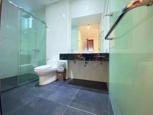 uma casa de banho com um WC e uma cabina de duche em vidro. em May - FABULOUS - Phone 09756-59323 em Hanói