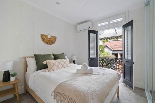 En eller flere senge i et værelse på 'The Enmore' - in the heart of everything Newtown