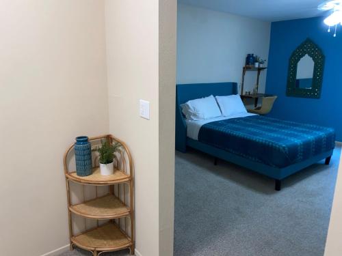 ein Schlafzimmer mit einem blauen Bett und einem Stuhl in der Unterkunft Lovely and cozy apartment- Rancho in Rancho Palos Verdes