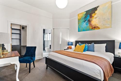 Postel nebo postele na pokoji v ubytování Artscape, Newtown Villa