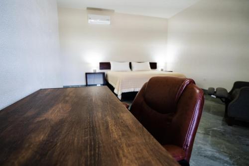 - une salle de conférence avec une table et un lit dans l'établissement HOTEL & RV PARK ROSA EVELYN, à San Quintín