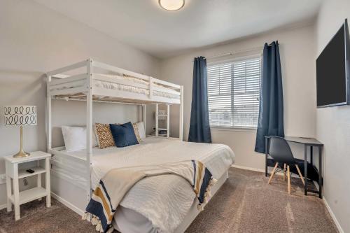 1 dormitorio con cama blanca y escritorio en Just Beautiful Apt By Hill AFB Ogden Skiing, en Clearfield