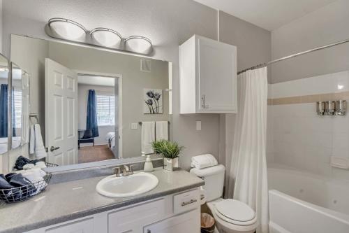 y baño con lavabo, aseo y espejo. en Just Beautiful Apt By Hill AFB Ogden Skiing, en Clearfield